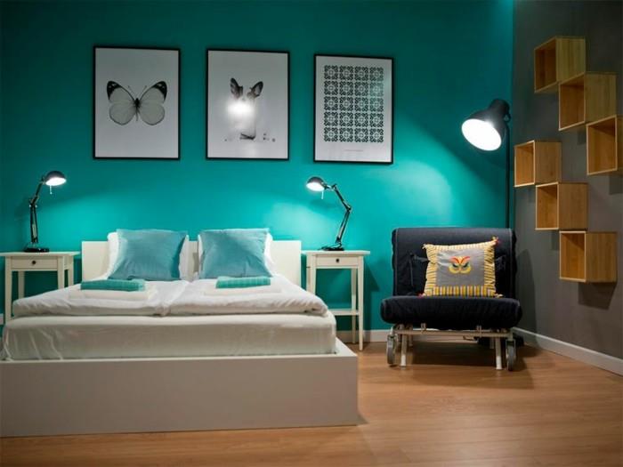 modra dekoracija spalnice za odrasle, črni naslanjač, ​​nočne svetilke, lesena tla
