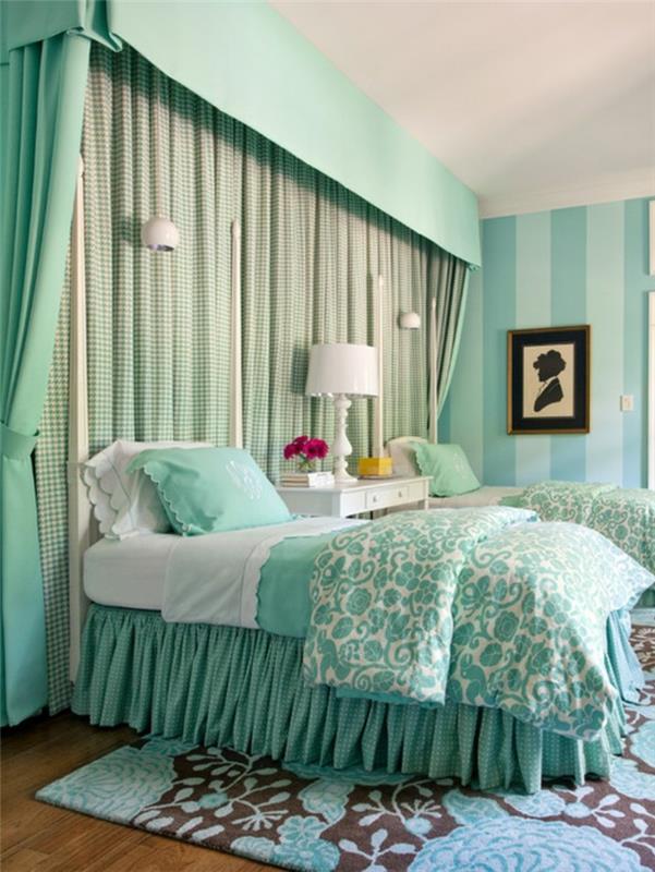 ideja o barvi spalnice, leseni parket, posteljna prevleka in turkizno zelene zavese
