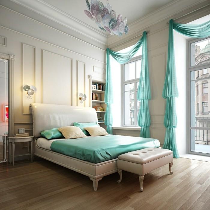 ideja o barvi spalnice, parket iz svetlega lesa, velika okna, turkizne zavese