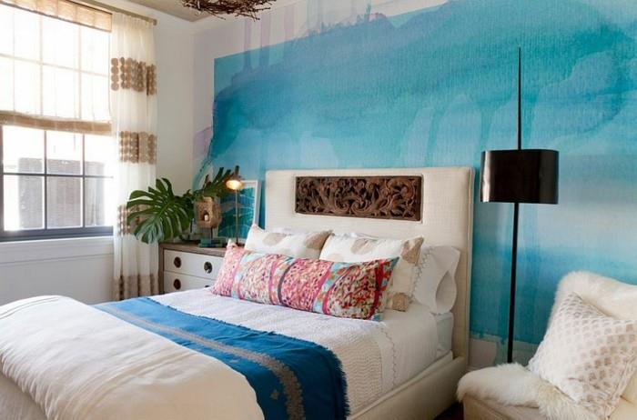 ozadje za spalnico za odrasle, lesena dekoracija vzglavja, bele in bež zavese