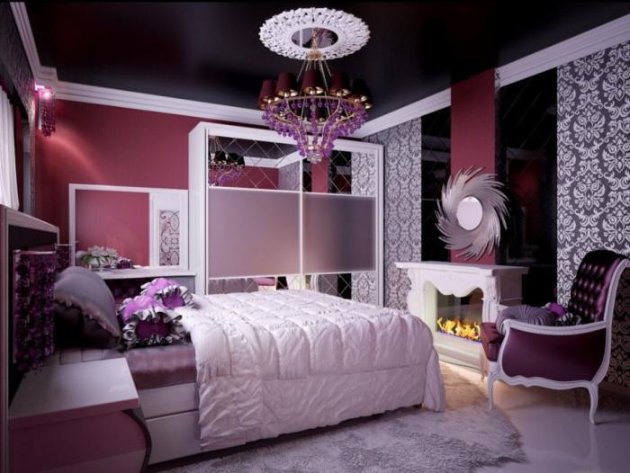 sodobno-vijolična-spalnica-precej-majhen-kamin