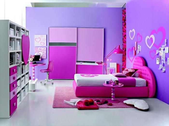 beyaz zemin üzerinde fuşya pembe yatak ile lavanta mor kız yatak odası boyama modeli