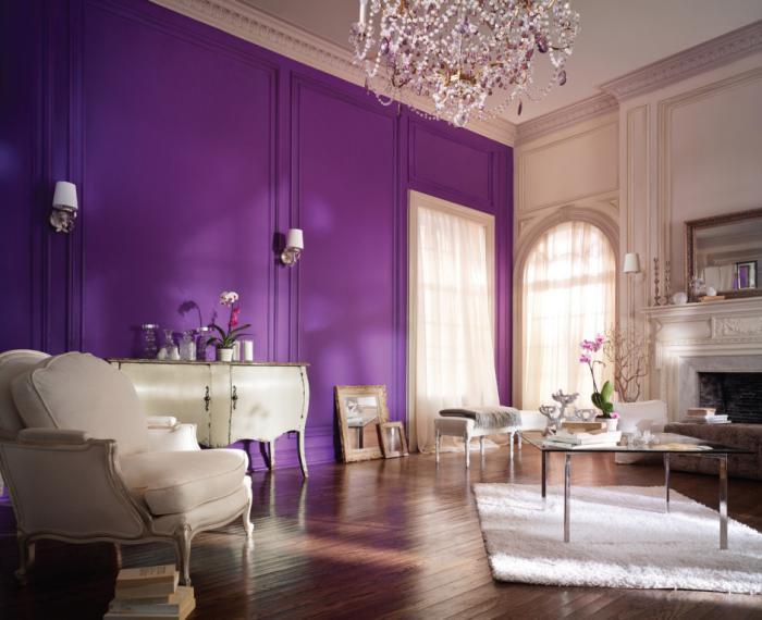 vijolično-spalnica-baročna-dnevna soba-v-belo-vijolični barvi