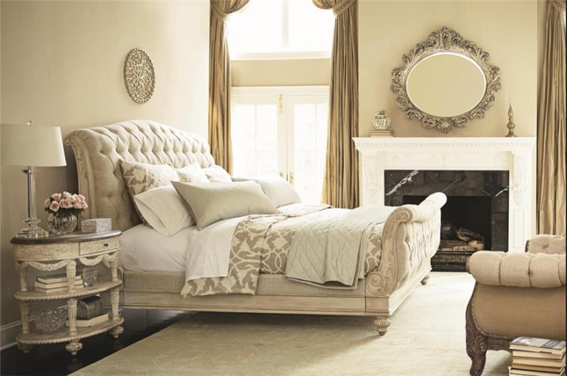 kako okrasiti spalnico v klasičnem baročnem slogu in pobarvati taupe svetlo bež lanene stene