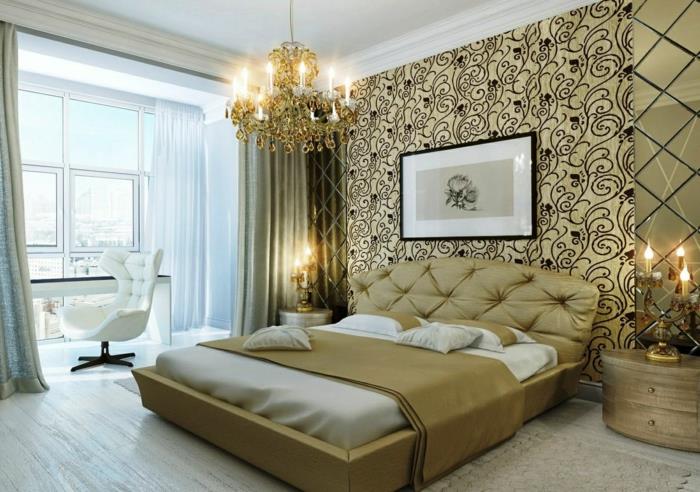 baročna spalnica, vzglavje šampanjca, veličastna stropna svetilka z resicami, prefinjeni svečniki