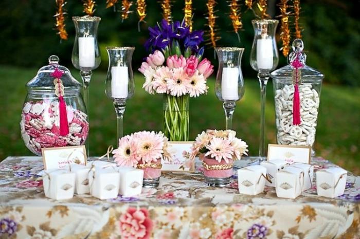 sladkorni bonboni, cvetlični šopki različnih velikosti, svečniki, cvetlični prt, naravno okolje, poroka na prostem