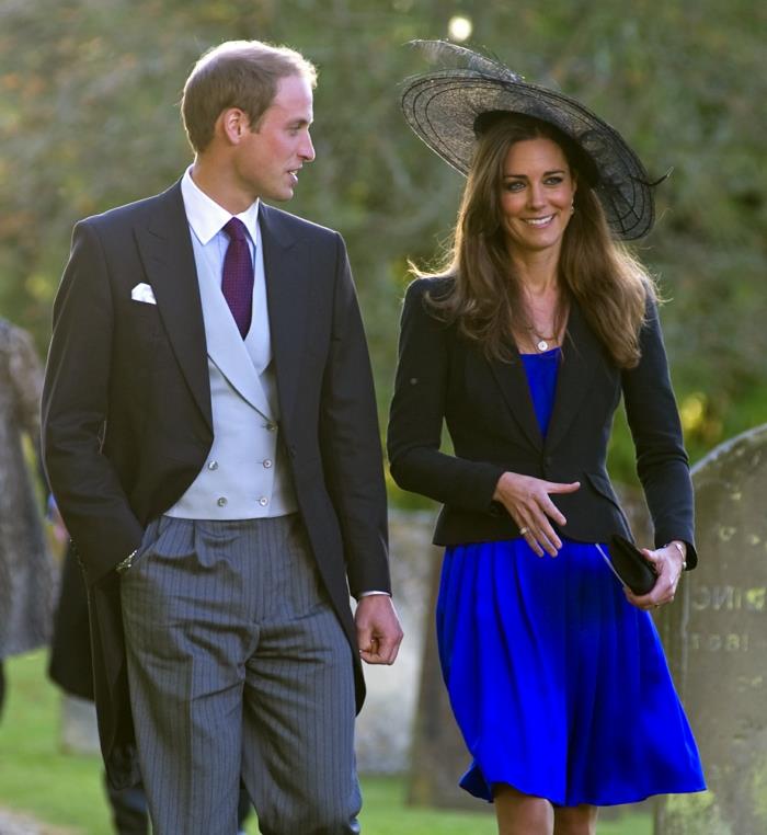 NORTHLEACH, JUNGTINĖ KARALYSTĖ - SPALIO 23 d. ((PAPILDOMA PUBLIKUOTI JK NAUJIENLAIČIUOSE Iki 48 valandų po sukūrimo datos ir laiko) Kate Middleton ir princas Williamas tikisi Harry Meade & amp; Rosie Bradford vestuvės Šv. Petro ir Povilo bažnyčioje 2010 m. Spalio 23 d. Northleach mieste netoli Čeltnamo, Anglijoje. („Indigo“ / „Getty Images“ nuotrauka)