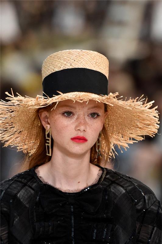 ženski poletni klobuk, slamnati klobuk z raztrganimi robovi, geometrijski uhani, ženski slamnik