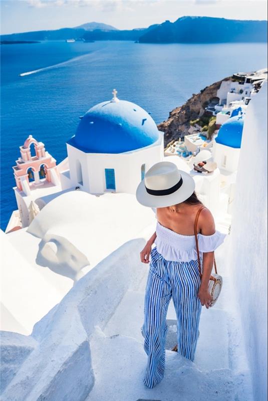 hlače z navpičnimi črtami, nalade v Santoriniju, bela panamska kapa, srajca brez ramen