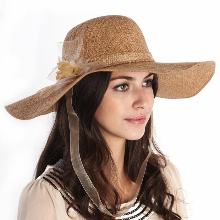 vasaros moters skrybėlė su dekoratyvine juostele, kad ji būtų vietoje, kai bus vėjo dydis