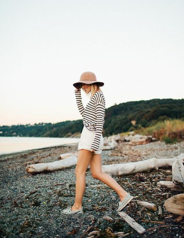 keçe-şapka-kadın-plajda-yürüyen-kısa-pantolon