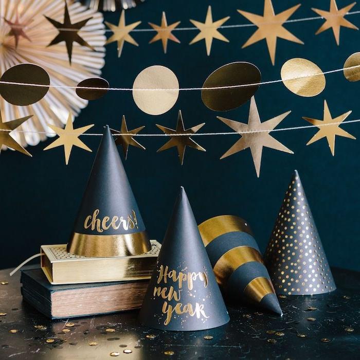 siyah kağıttan parti şapkaları nasıl yapılır, yeni yıl kağıt manuel etkinlik fikri, altın desenli çelenk