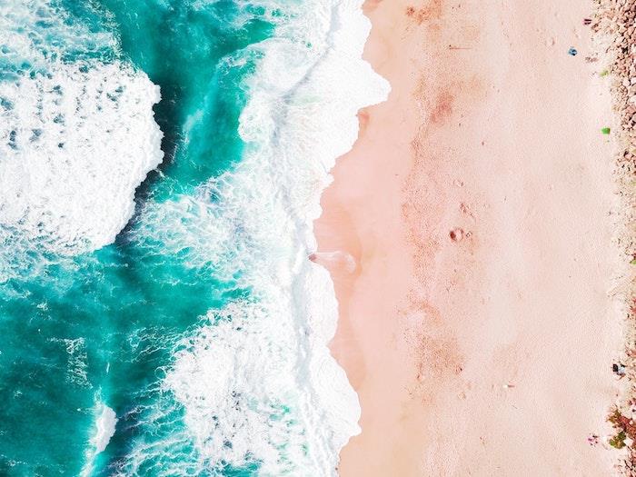 Denizin üst görünümü, sahilde dalga, turuncu-pembe kum, plaj duvar kağıdı, güzel yaz manzarası fotoğrafı
