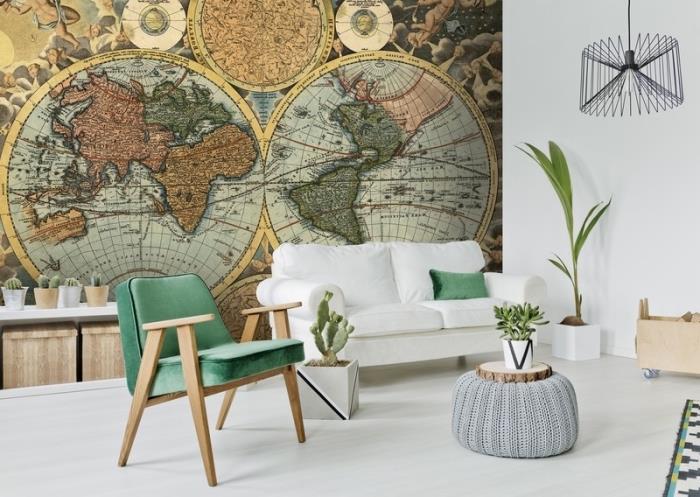 sienų danga gyvenamajame kambaryje su senoviniais tapetais su pasauliniu gaubliu ir kompasų dizainu, baltu ir mediniu dekoru su žaliais priedais