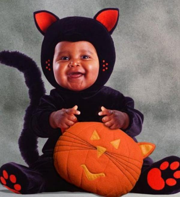Helovinas-katė-kūdikis