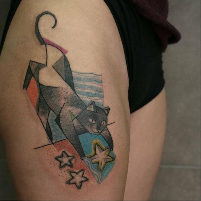 Juodo rašalo katės tatuiruotė, likusios tatuiruotės spalva, katė, paimanti jūros žvaigždes, originalus piešinys ant kojų tatuiruotės, geometrinės temos tatuiruotės dizainas jos šarvui