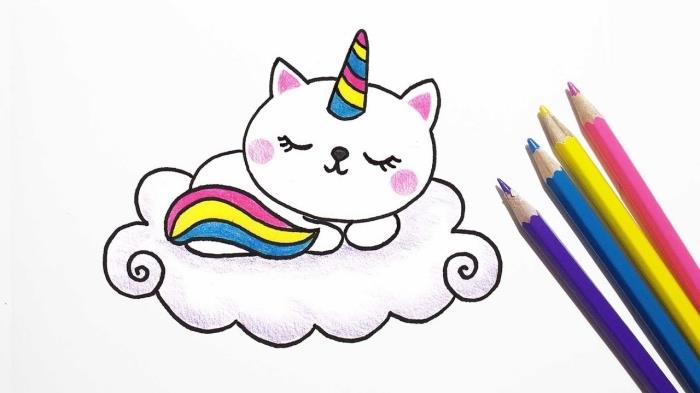 mačka samorog z lahkotnimi risbami z barvnimi svinčniki, spi na majhnem oblaku, z mavričnim rogom in repom