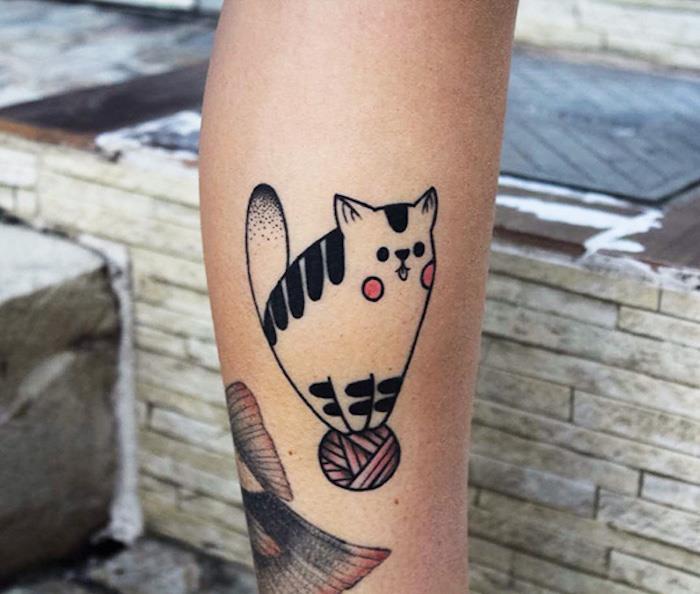tetovirana tetovaža popek mačka stilizirana žoga ideja risanje mačk