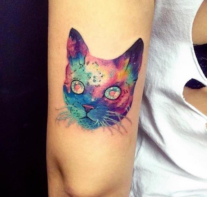 tatoo mačja glava barve akvarel roka ženska mačka tetovaža