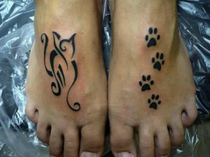 mačja tetovaža, silhueta črne mačke, sled tacev na podplatih