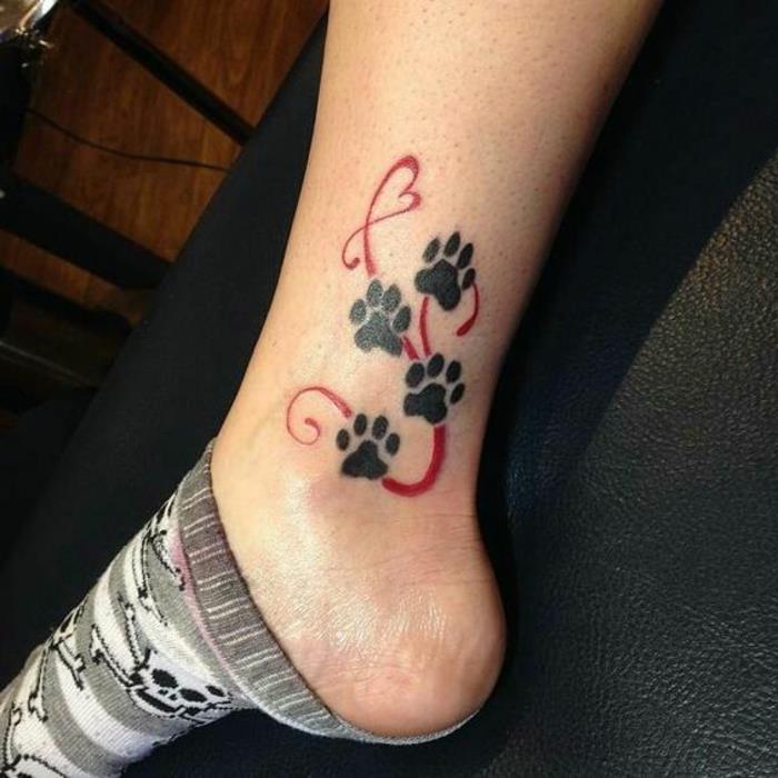mačja tetovaža, sled črnih mačjih odtisov, tetoviranih nad gležnjem