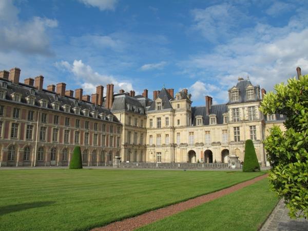 chateau-de-Fontainebleau-blizu-Paris-arhitektura-vrt-spremenjena