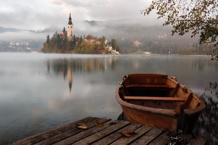 pasirinkite stebuklingą kraštovaizdžio tapetą, pilį saloje su mišku ežero pakraštyje, rūką virš ežero