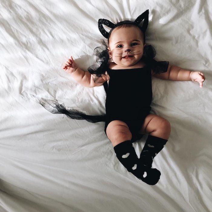 Kostum deklice črne mačke, otroški kostum za noč čarovnic, preprosta ideja, kako obleči svojega otroka kot mucka, tiara z ušesnimi čepki