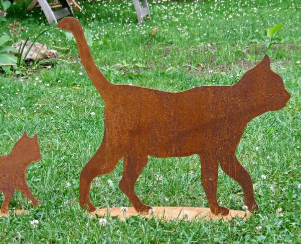 rūdys-katės-dekoracijos-sodas-žolėje