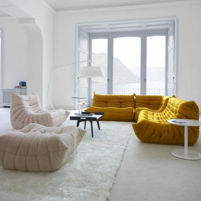 nebrangūs-smėlio ir geltonos spalvos foteliai-svetainei-su modernios dvasios baltomis sienomis