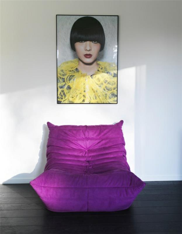 nebrangios kėdės purpurinės spalvos ir pilkos medinės grindys šiuolaikiškam gyvenamajam kambariui