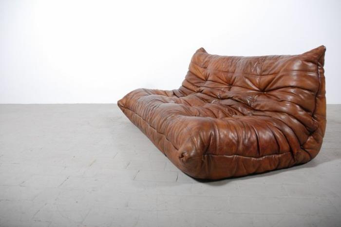 pigių fotelių tamsiai rudos odos vaškuotos betono grindys, kaip sukurti modernią atmosferą