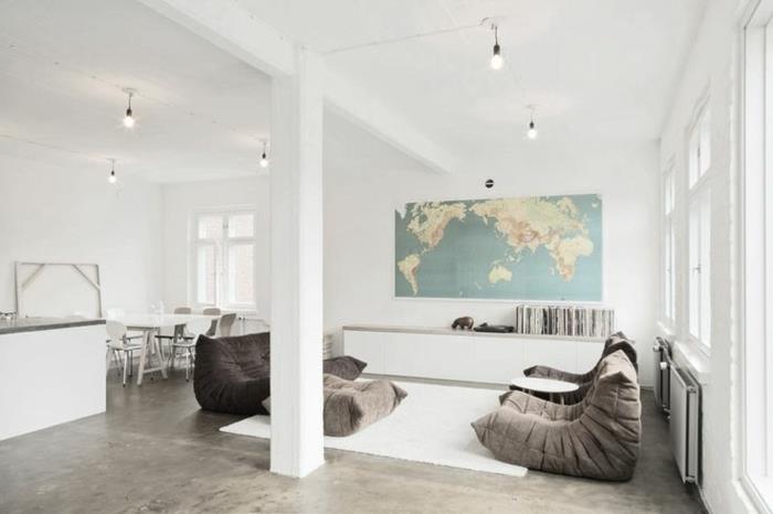 nebrangios pilkos židinio kėdės-moderniam gyvenamajam kambariui po stogu ir vaškuotos betono grindys