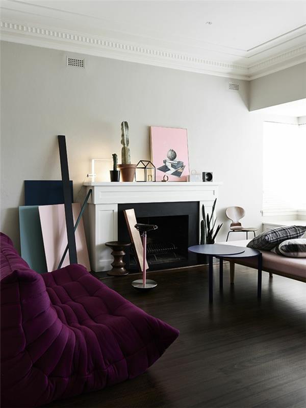 bultex-purpuriniai-foteliai-baroko klasikai-svetainė su vidaus židiniu