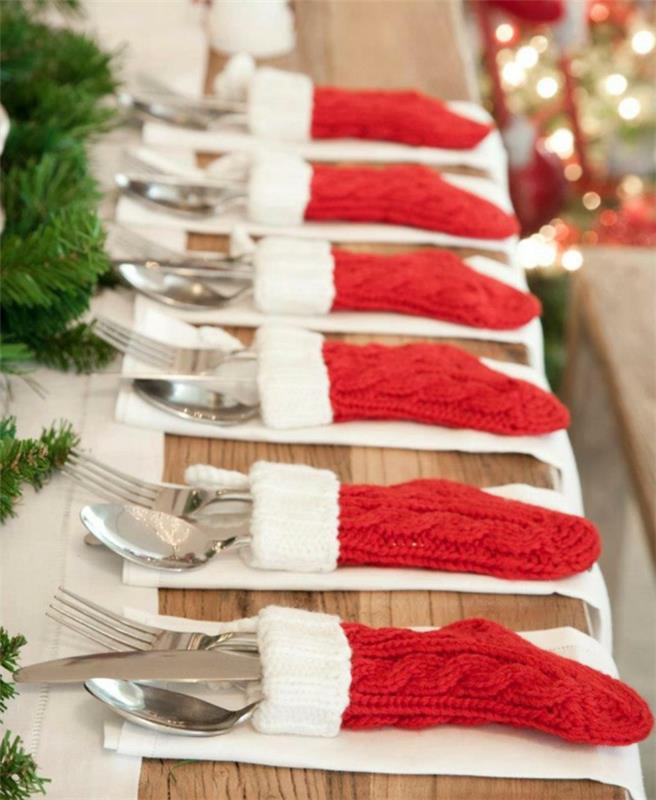 žepi za pripomočke v pletenih nogavicah, božična miza, dekoracija božične mize