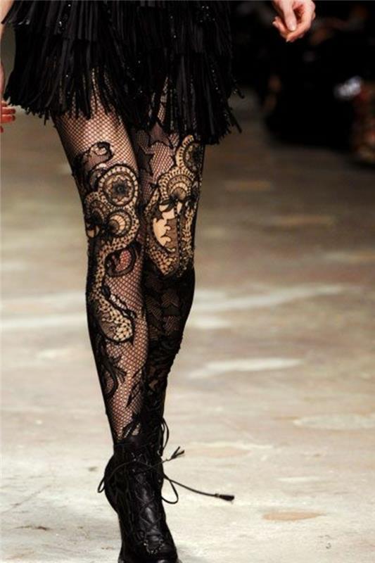 črne nogavice s polprozornimi arabeskami, elegantni šok detajli, z mini krilom v črnih resicah, retro čevlji s tankimi črnimi vrvicami