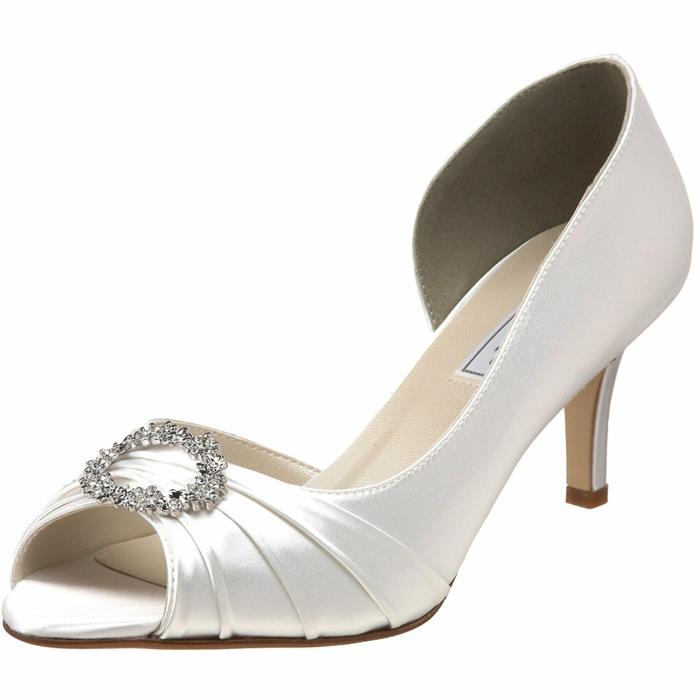 kadının düğün ayakkabısı, beyaz saten, önünde küçük parlak taşlı yuvarlak broş - parmaklarda açık, orta topuklu