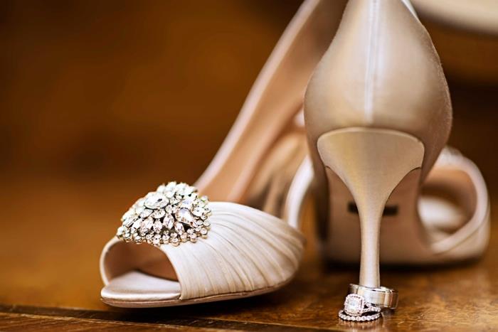 altın düğün ayakkabısı, bronz tonları, ince topuklu ayakkabılar, önde açıklıklar, resmi kadın ayakkabısı, önde büyük parlak broş