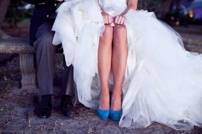 kadınlar için düğün ayakkabısı, düğün ayakkabısı, koyu mavi kadife, önde yüksek topuklu geniş platform, tülden zengin beyaz elbise