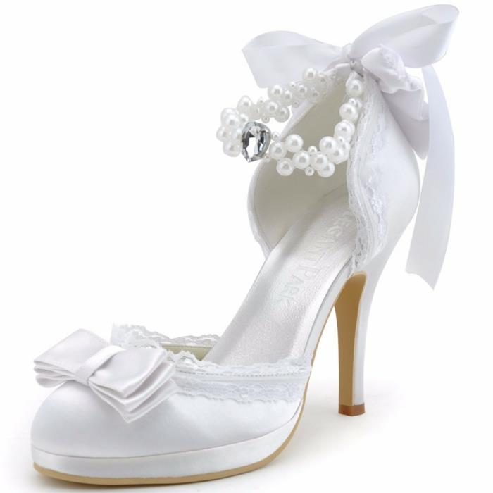düğün ayakkabısı, kenarları beyaz dantelli beyaz saten, önde beyaz inci ve parlak kalp, arkada beyaz saten kurdele