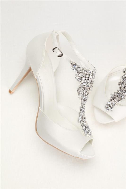 düğün ayakkabısı, ince topuklu, ön kısımda beyaz sentetik taş süslemeli, açık parmaklı, ayak bileği çevresindeki ince bantta gümüş renkli yan toka
