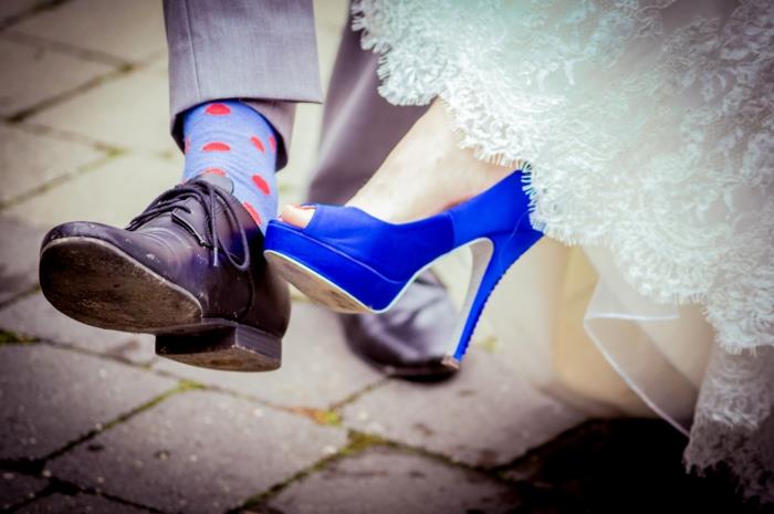 kadınlar için düğün ayakkabıları, kraliyet mavisi kadınlar için düğün ayakkabıları, önü hafif açık düğün ayakkabıları, dantelden zengin beyaz elbise, retro tarzı