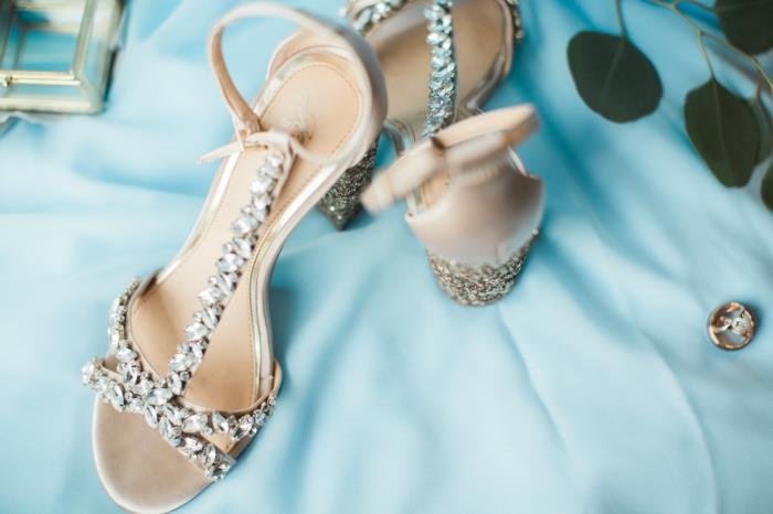 kadınlar için düğün ayakkabıları, düğün ayakkabıları, fildişi düğün ayakkabıları, parlak beyaz taş süslemeler, beyaz taşlarla süslenmiş yüksek topuklu ayakkabılar
