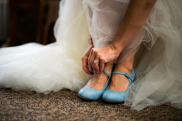 pastel mavi kadın düğün ayakkabısı, yanda pastel mavi deri toka, tül zengin beyaz elbise, kadın düğün ayakkabısı