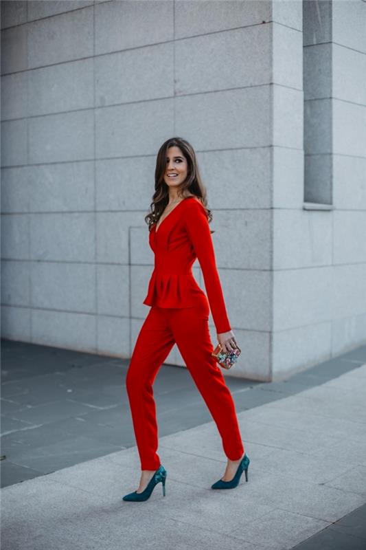 ideja za žensko obleko za slovesnost, model rdečih tankih hlač z rdečim blazerjem z v-izrezom