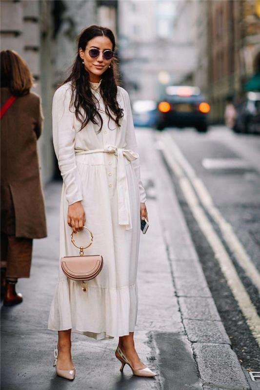 zarif kadın nasıl giyinilir, uzun beyaz kışlık elbise modeli ve topuklu ayakkabılarla kombinlenen kemerli model