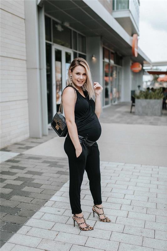 visiškai juoda nėščios moters išvaizda, kaip gerai apsirengti nėščia moteris, juodo kombinezono modelis su leopardo batais