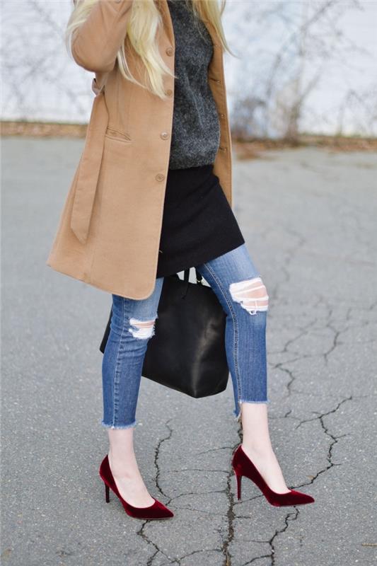 kışın nasıl iyi giyinilir, yüksek ayakkabılı delikli kot pantolonlarda gündelik şık kadın elbise stili