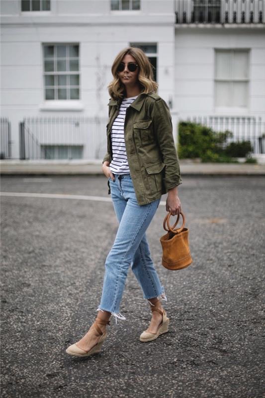 primer, kako nositi žensko kaki jakno s kavbojkami in sandali na platformi, ženski casual eleganten videz v lahkem jeansu