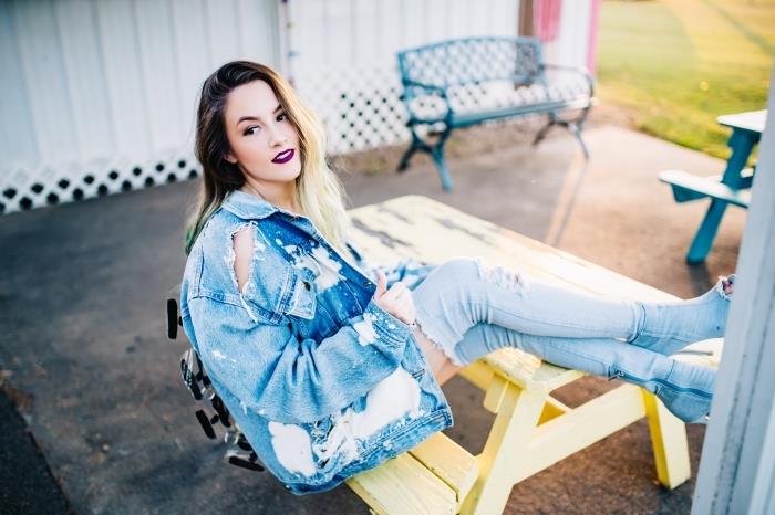 model las ombre z rjavimi koreninami in blond nasveti, ličila z vijolično šminko, kako nositi žensko jeans jakno